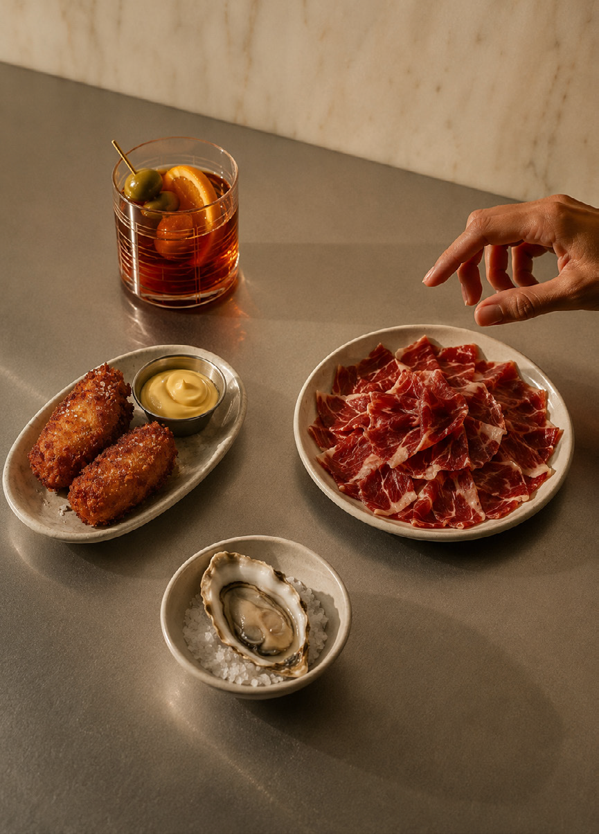 Aperitivo en Casa Naval con vermú, jamón, croquetas y ostra